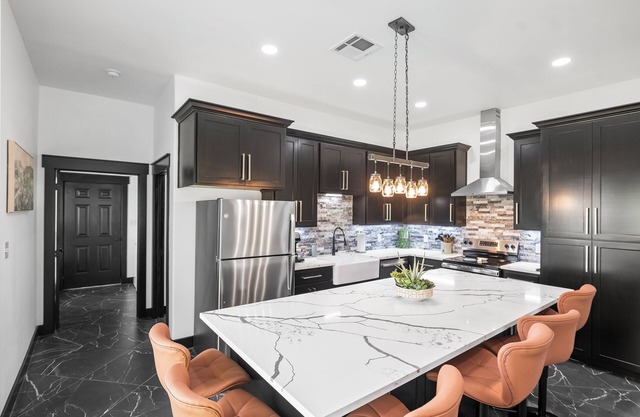 The Lazy Joey, Stylish New 3/2 Near Round Top, Lake Somerville & Aggie Game Day!