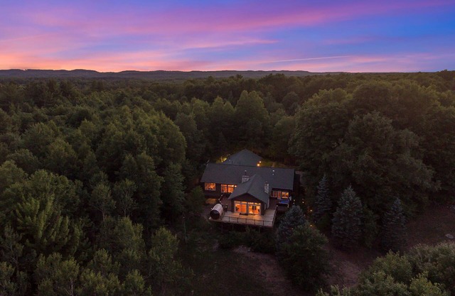 The Lilley Woods Lodge ~ Luxury stay next to Crystal Mountain