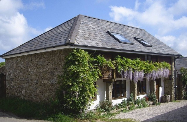 THE LINHAY, pet friendly, character holiday cottage in Throwleigh