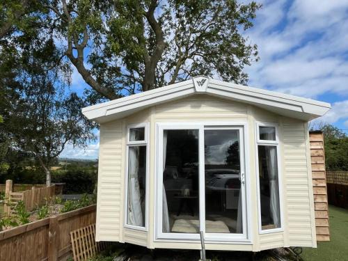 The Little Bitty Farm Lodge