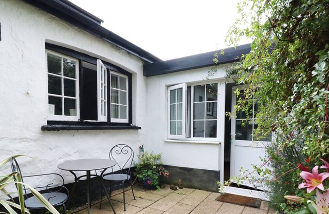 THE LITTLE DAIRY, pet friendly, character holiday cottage in Pembroke