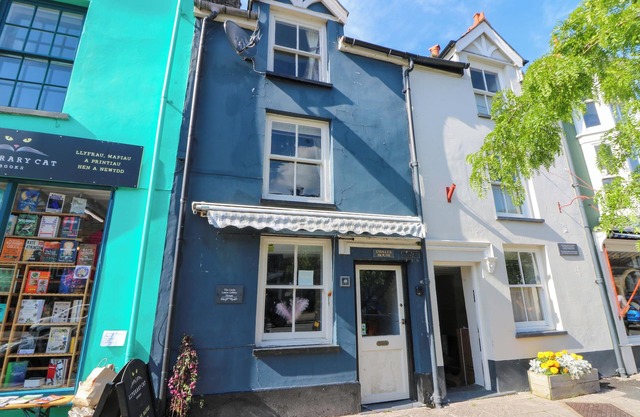 THE LITTLE LAURA ASHLEY HOUSE, pet friendly in Machynlleth