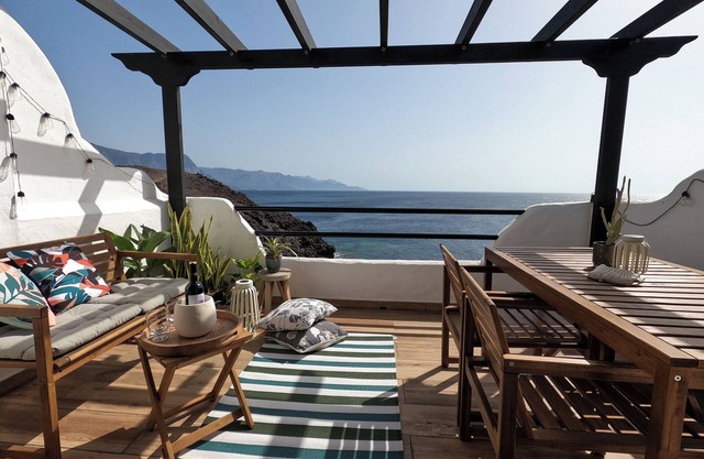 THE LITTLE WHALE: BEAUTIFUL OCEAN VIEW APARTMENT