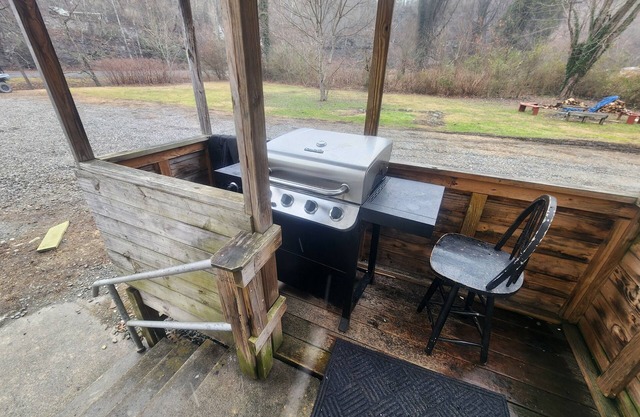 The Lodge 1st Floor 1-bedroom/Kitchen apartment with AC and WiFi in Kimball