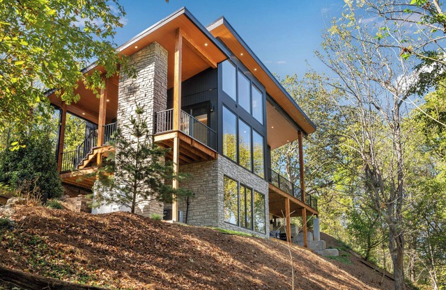 The Lodge at Marble Creek. Modern Cabin Retreat/Hot tub/Sauna/Creek Access