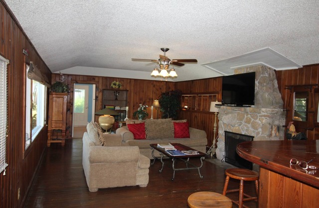 The Lodge, cozy one bedroom King Cottage on the Indian River Lagoon