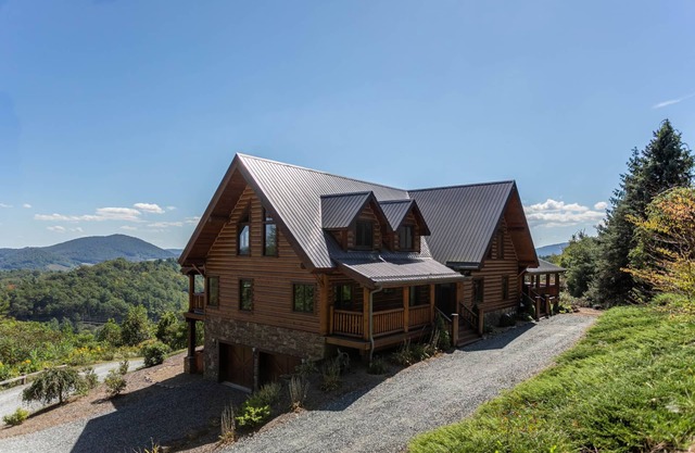 The Lodge - Theater Room, Putting Green, Pool, Great view 2 miles to Boone!