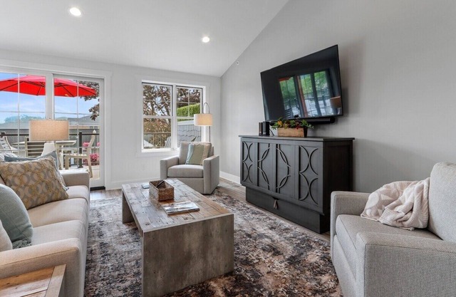 The Lofts of Brick and Mortar-California Loft |High-End |Walk-Out Balcony |Dwntown |2 Kings |Parking