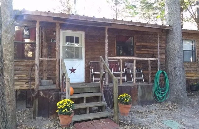 THE LONE STAR CABIN ONLY MINUTES FROM FIRST MONDAY TRADE DAYS