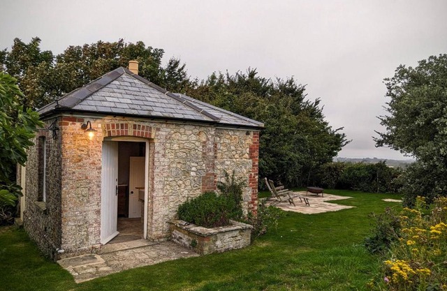 The Lookout: Cosy Compact Cottage