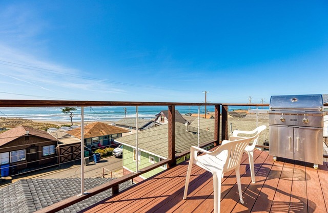 The Lookout~Updated, Warm, & Inviting BeachCabin!Walk to Beach!Views!Dog/WiFi