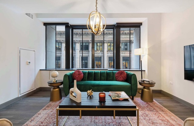 The Loop 2BR: Historic, Modern Luxury, Amenities