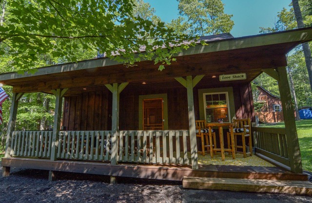 The Love Shack- The BEST Couples and Small Family Retreat at Deep Creek Lake!