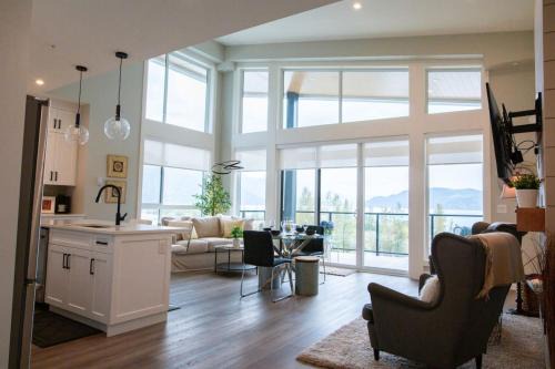 The Luna, New Penthouse w Patio, Lake and Mtn Views