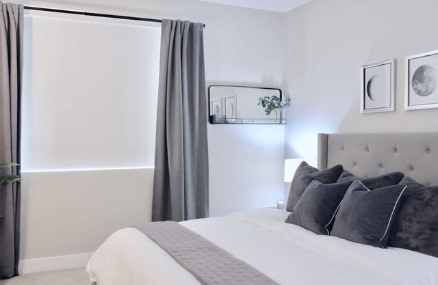 The Lunar Suite - King Bed - Designer Apt - Modern Bldg - Near CHOC