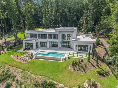 The Luxe Lakeside Retreat