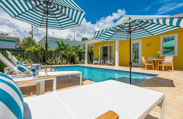 The Luxe Sunshine Villa w/*Private Pool House*