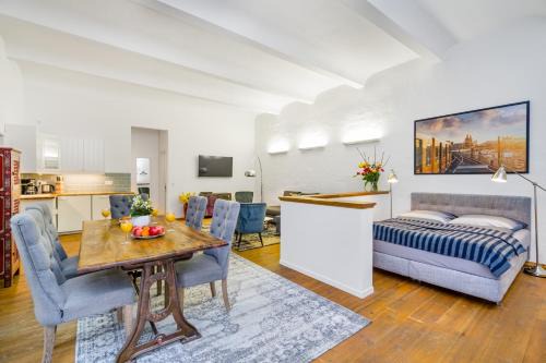 The Melchior, Luxury Industry Loft in Mitte, group & family friendly, 2 bath rooms, big dining table, ideal for 4 - 6 Guests