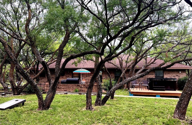 The Mesquite Retreat ~ Romantic ~ Secluded ~ Hot Tub ~ Fire Pit ~ Very Relaxing