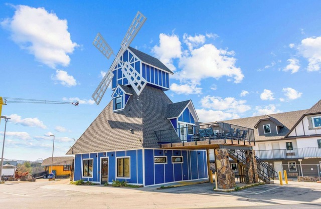 The Mill on the Strip! Walk to Everything!