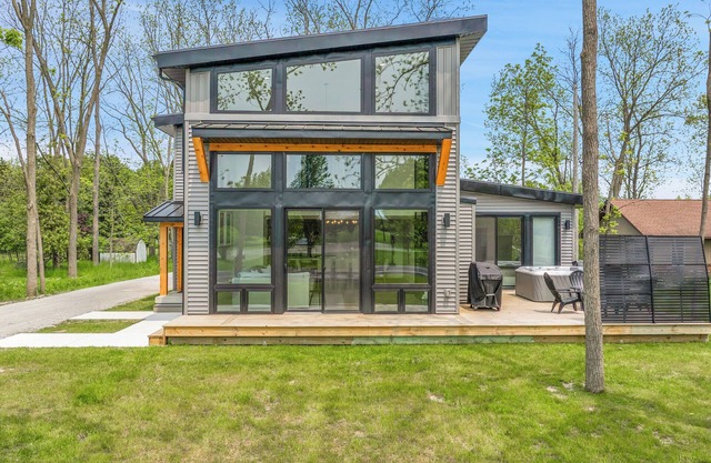 The Modern Glass Haus - Main St - DT Port Sanilac, walkable, hot tub open!