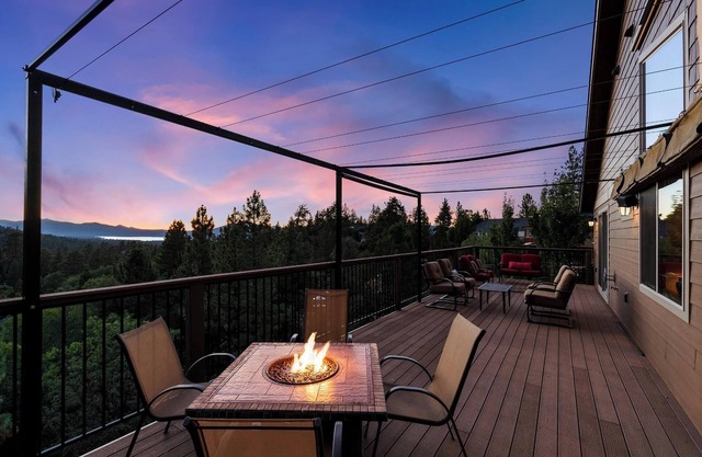 The Moose House By Destination Big Bear: 4 Bedroom Luxury Home! Gorgeous Views! HOT TUB! Gameroom!