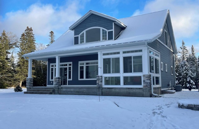 The most Charming cottage in the U.P. with 4 bedrooms & WiFi, on Lake Milakokia