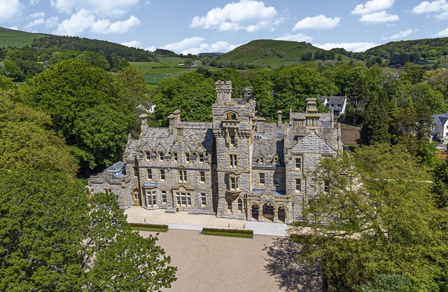 THE MYLES SUITE STONE CROSS MANSION, family friendly in Ulverston