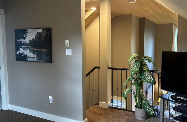 The Nestled INN-Cozy 2 bedroom, 2 bathroom cottage with A/C. Lodge Themed.