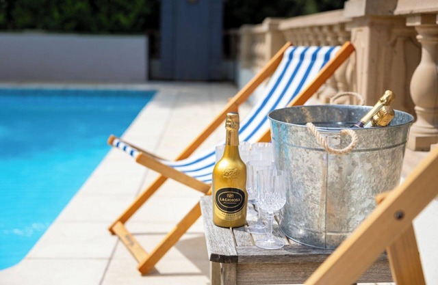 The New School Rooms near Bath - sleeps 10. Hot tub, Swimming pool ,Wifi, dishwasher, pool table