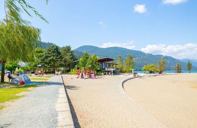 The Nook | Top Floor Suite with Mountain View