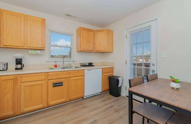 The North Hampton Suite B / 3 minute walk to beach