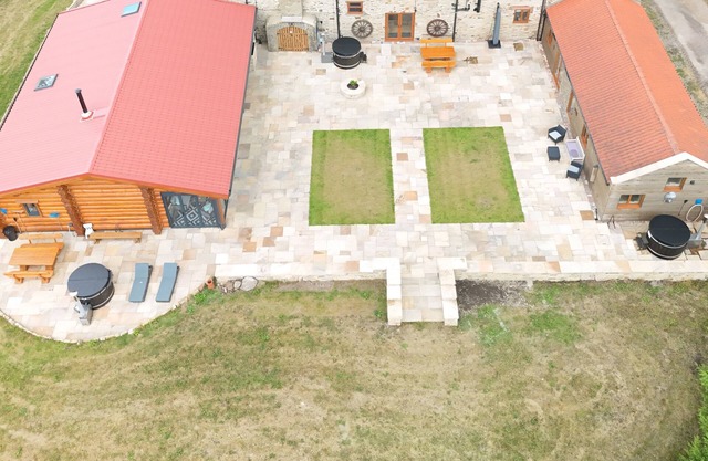 The Oak & The Log Cabin, Sleeps 10, 2 Hot Tubs