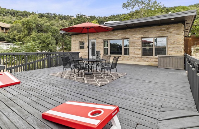 The Oasis Corner Cottage at Lake Travis, 2 Bedroom, Private Deck and Patio