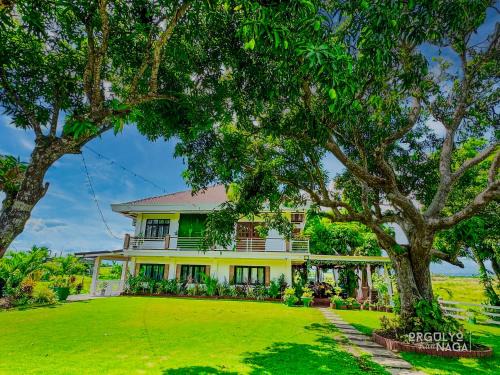 THE OASIS RESORT & VENUE CasaBien 4BR, 2TB, Pool,Wifi, Videoke, BBQ, Balcony, Guest , Near Naga City