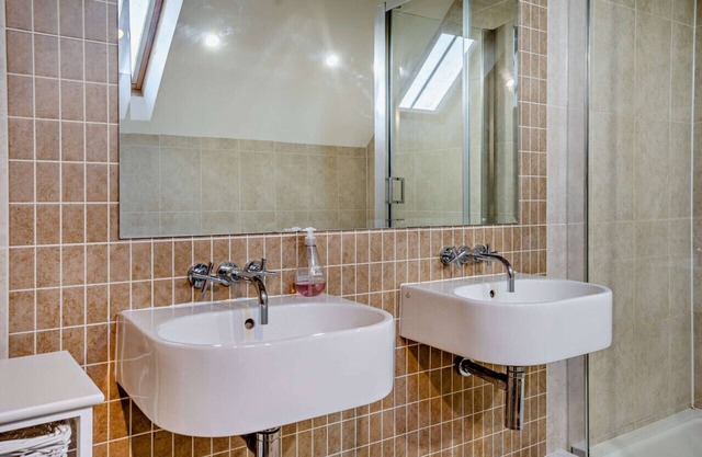 The Old Barn - Four Bedroom House, Sleeps 8