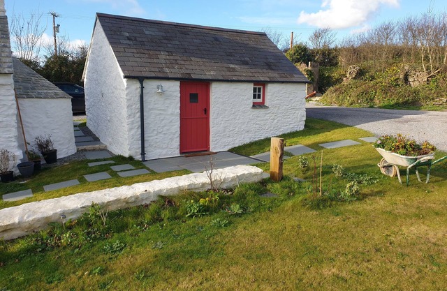 THE OLD DAIRY, pet friendly, character holiday cottage in Pembroke