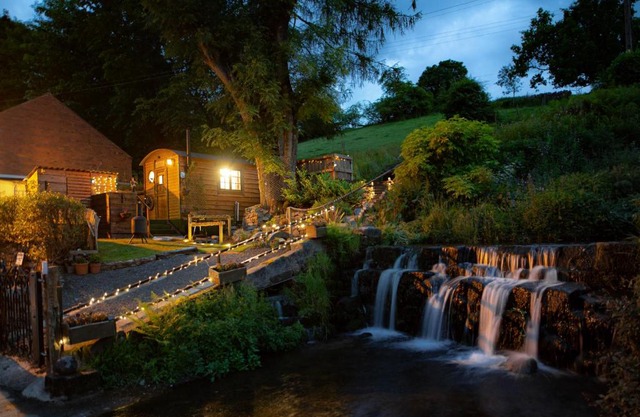 The Old Pumphouse Shepherds Hut with Hot Tub