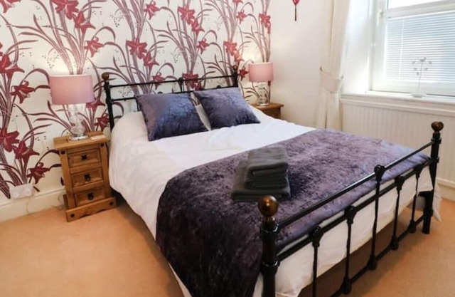 The Old School House, 3 bedroom house, sleeps 7 in the heart of Bala