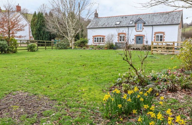 THE OLD STABLES, pet friendly, character holiday cottage in Exford