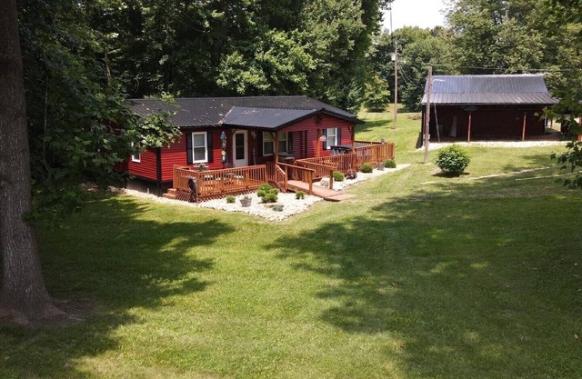 The Ole' Farmhouse w Guest Suite and Hot Tub