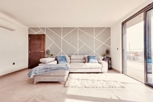 The Opulent Property Project Penthouse Chelmsford 2 Bed 2 Bath Sleeps 6 Free Parking 2 Kings or 4 singles and Double Sofabed Ideal for long stays, corporates, families, Insurance