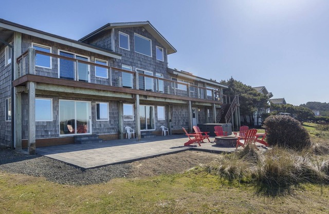 The Oregon Beach House, Sleeps 12, Hot Tub, Theater Room, WiFi, Oceanfront, Beach Access, BBQ