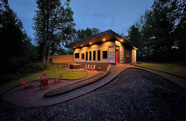 The Original Shipping Container Cabin in Red River Gorge - Hot Tub and a View!
