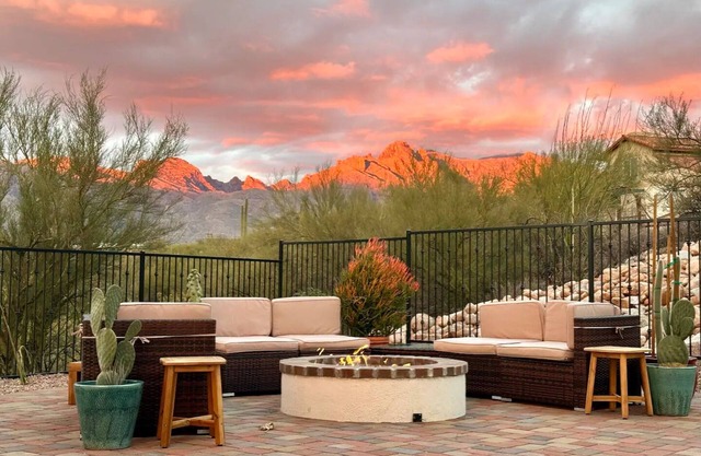 The Owl House - a resort-style modern hacienda 15 mins from downtown Tucson