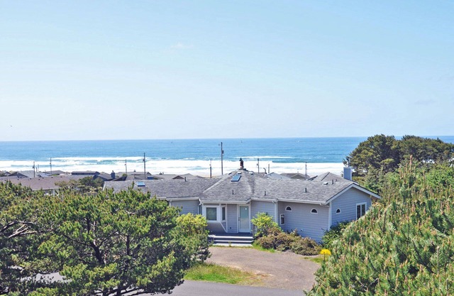 The Pacifica House! Breathtaking Ocean View, Hot Tub, Fireplace, Dog Friendly!