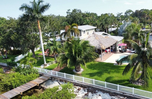 The Palms - Manatee Riverfront Retreat With dockage.