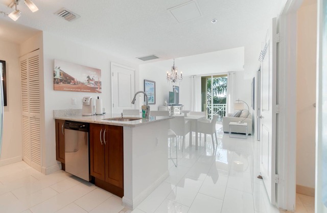 The Palms Suite - Casa Costa 309S, Pools, Jacuzzi, Beach, Shops & Dog Friendly