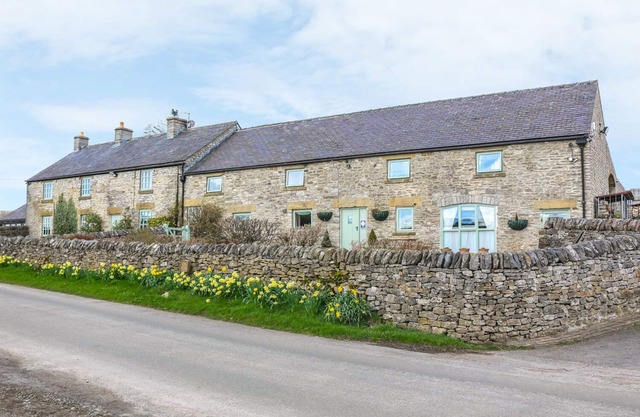 THE PARLOUR, family friendly, with a garden in Tideswell Moor