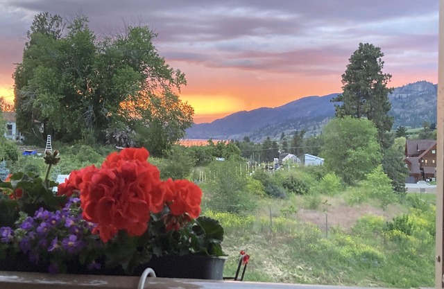 'The Patio' King Suite at GaLaView B&B: Sunsets; Beaches & Wineries